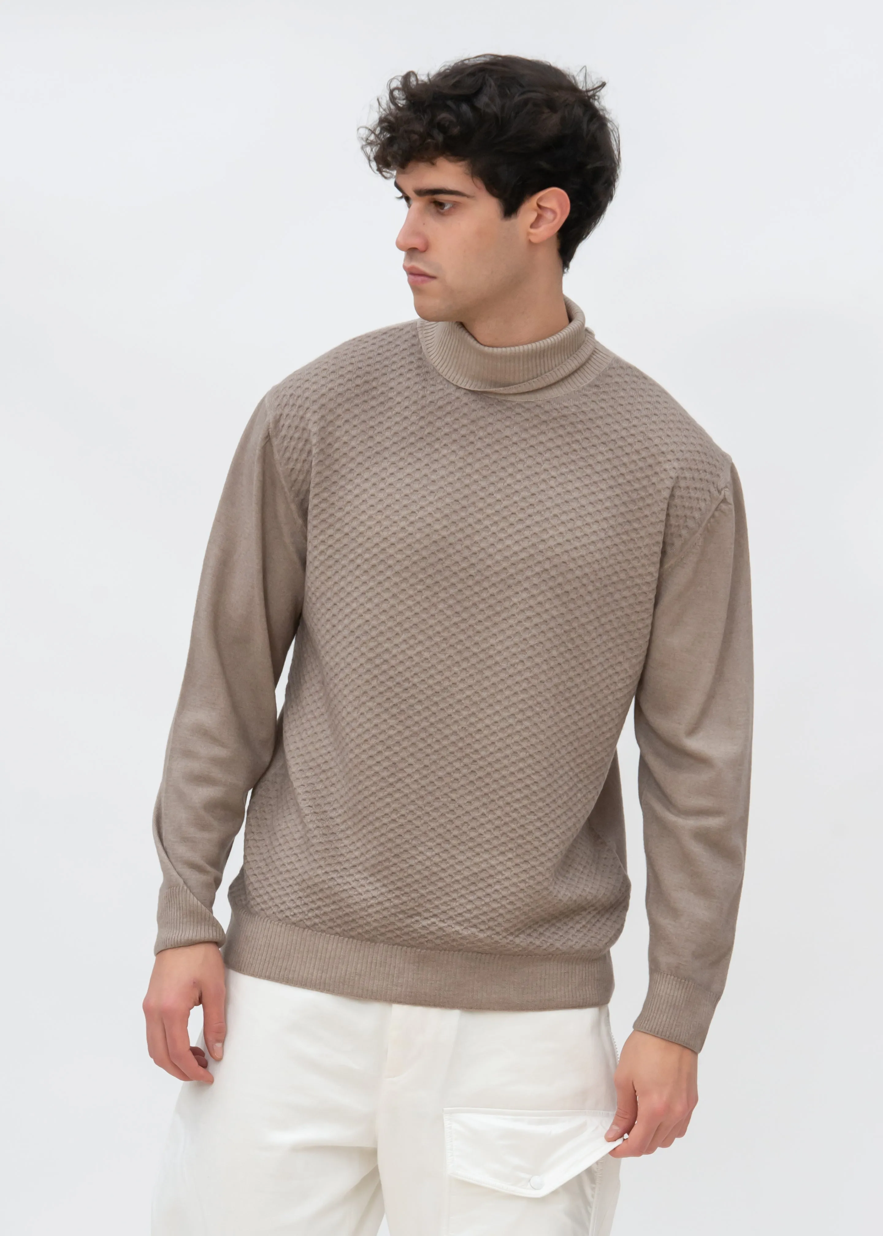 EMBOSSED TURTLENECK SWEATER