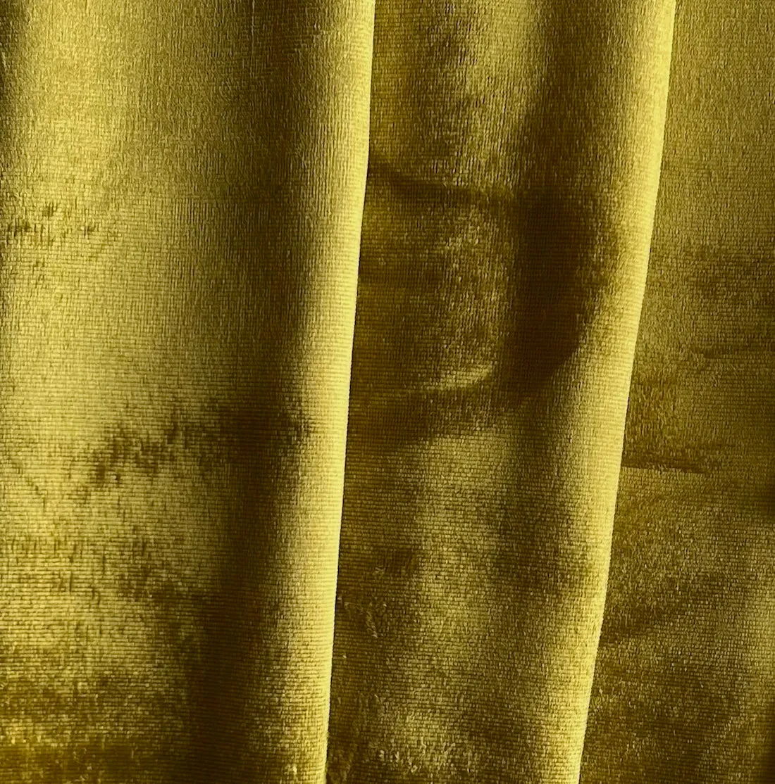 Luxurious Bright Gold Lustre Silk & Rayon Blend Panné Velvet